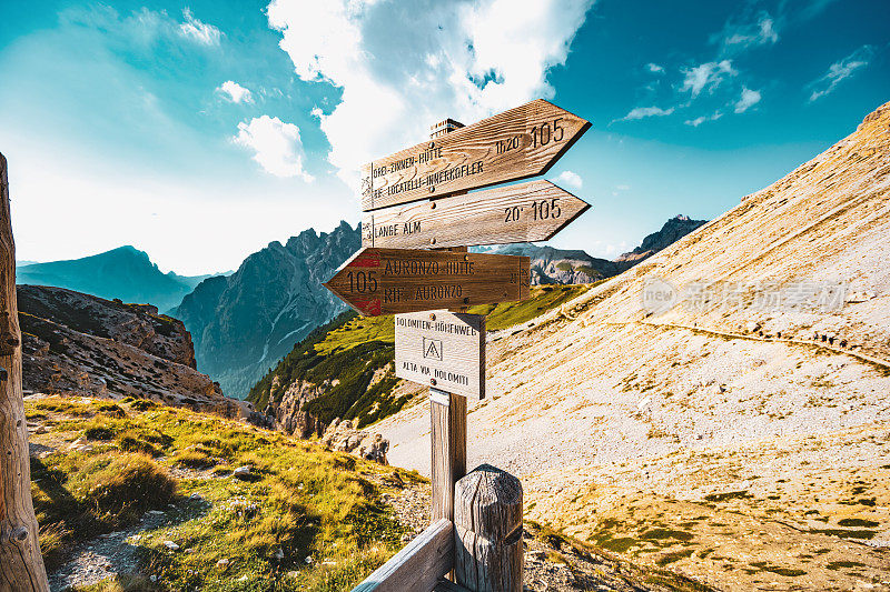 山道标志Rifugio Tre Cime, Lange hut和Rifugio Auronzo。三琴，白云石，南蒂罗尔，意大利，欧洲。